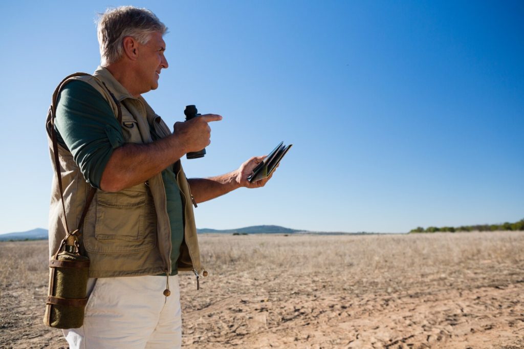 hombre mapa binoculares mirando otro lado paisaje 107420 9785